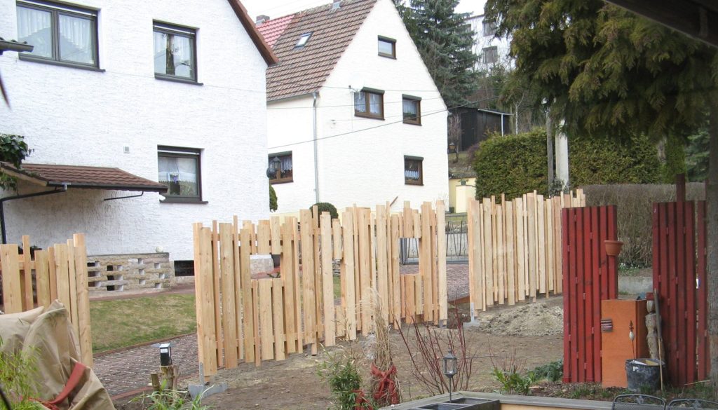 individuelle Umzäunung eines Grundstücks. Gartenzaun aus Holz