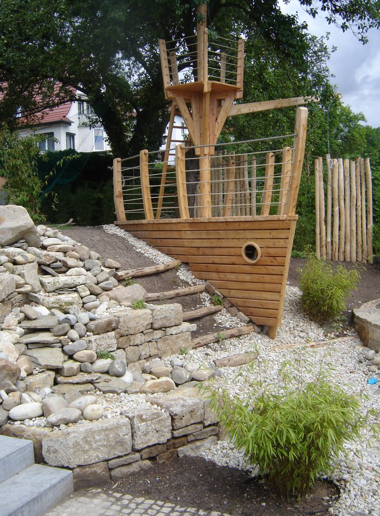 DSC02858 Man sieht ein Baumhaus in Form des Bugs eines Holzschiffs. Es hat im Bauch des Schiffes ein Bullauge und auf dem Deck ein Krähennest. Ein Traum für jeden Nachwuchs-Piraten.